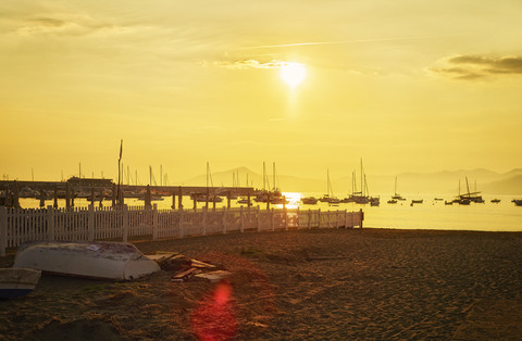 Italien, Ligurien, Sestri Levante, Strand und Hafen bei Sonnenuntergang, lizenzfreies Stockfoto