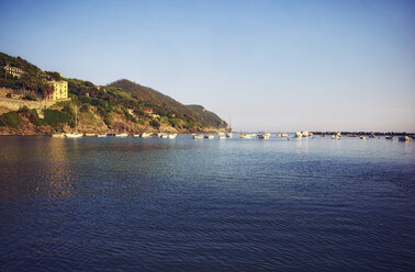 Italien, Ligurien, Sestri Levante, Küste mit Segelbooten bei Sonnenuntergang - DIKF000167