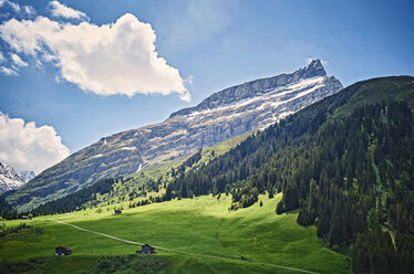 Schweiz, Graubünden, Sufers, Alpen, Alpweide mit Alphütten, Nähe San Bernardino Pass - DIKF000161