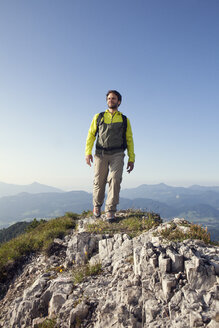 Österreich, Tirol, Mann beim Wandern am Unterberghorn - RBF002918