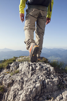 Österreich, Tirol, Mann beim Wandern am Unterberghorn - RBF002919