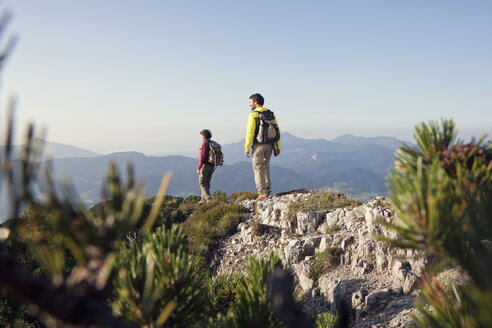 Österreich, Tirol, Paar beim Wandern am Unterberghorn - RBF002979