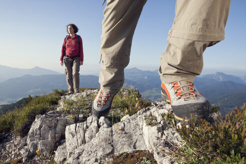 Österreich, Tirol, Paar beim Wandern am Unterberghorn - RBF002920