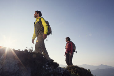 Österreich, Tirol, Paar beim Wandern am Unterberghorn - RBF002980