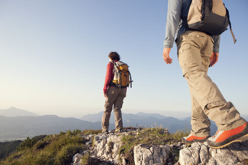 Österreich, Tirol, Paar beim Wandern am Unterberghorn - RBF002925