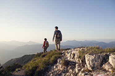 Austria, Tyrol, couple hiking at Unterberghorn - RBF002926