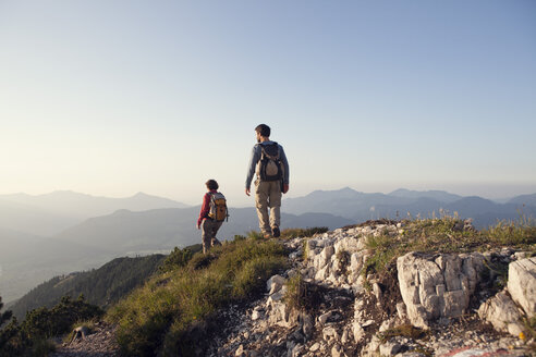 Österreich, Tirol, Paar beim Wandern am Unterberghorn - RBF002926