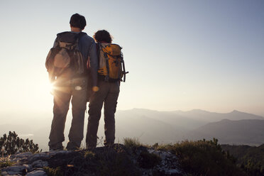 Austria, Tyrol, Unterberghorn, couple looking at view at sunset - RBF002929