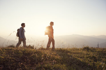 Austria, Tyrol, couple hiking at Unterberghorn at sunset - RBF002982