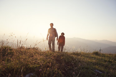 Österreich, Tirol, Paar beim Wandern am Unterberghorn bei Sonnenuntergang - RBF002931