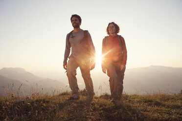 Österreich, Tirol, Paar beim Wandern am Unterberghorn bei Sonnenuntergang - RBF002932