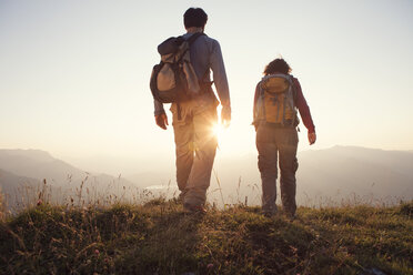 Österreich, Tirol, Paar beim Wandern am Unterberghorn bei Sonnenuntergang - RBF002933