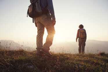 Österreich, Tirol, Paar beim Wandern am Unterberghorn bei Sonnenuntergang - RBF002935