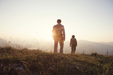 Austria, Tyrol, couple hiking at Unterberghorn at sunset - RBF002936