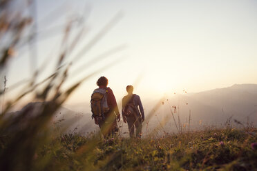 Austria, Tyrol, couple hiking at Unterberghorn at sunset - RBF002940