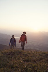 Austria, Tyrol, couple hiking at Unterberghorn at sunset - RBF002943