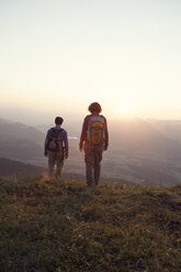 Austria, Tyrol, couple hiking at Unterberghorn at sunset - RBF002944