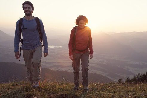 Österreich, Tirol, Paar beim Wandern am Unterberghorn bei Sonnenuntergang - RBF002945