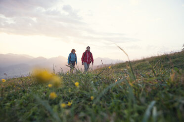 Österreich, Tirol, Paar wandert am Unterberghorn bei Sonnenaufgang - RBF002951