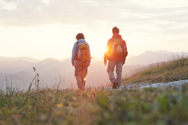 Austria, Tyrol, couple hiking at Unterberghorn at sunrise - RBF002952