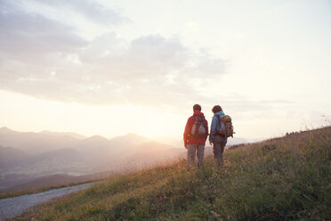 Austria, Tyrol, couple hiking at Unterberghorn at sunrise - RBF002953