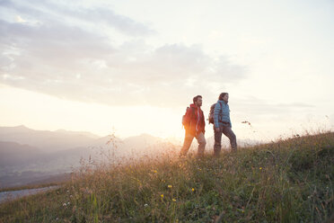 Austria, Tyrol, couple hiking at Unterberghorn at sunrise - RBF002954