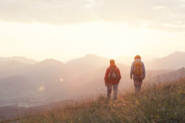 Austria, Tyrol, couple hiking at Unterberghorn at sunrise - RBF002956