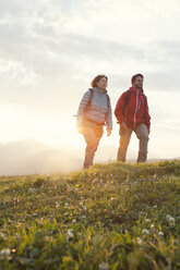 Austria, Tyrol, couple hiking at Unterberghorn at sunrise - RBF002963