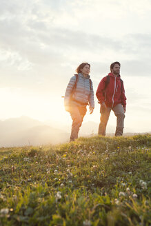 Österreich, Tirol, Paar wandert am Unterberghorn bei Sonnenaufgang - RBF002963