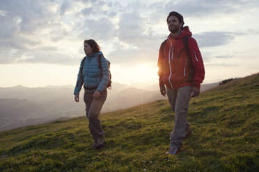 Österreich, Tirol, Paar wandert am Unterberghorn bei Sonnenaufgang - RBF002970