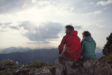 Österreich, Tirol, Unterberghorn, zwei Wanderer rasten in alpiner Landschaft - RBF002975