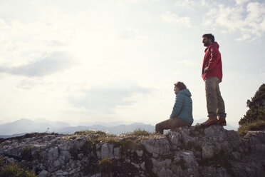 Österreich, Tirol, Unterberghorn, zwei Wanderer rasten in alpiner Landschaft - RBF002976