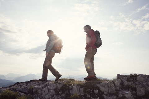 Österreich, Tirol, Paar beim Wandern am Unterberghorn, lizenzfreies Stockfoto