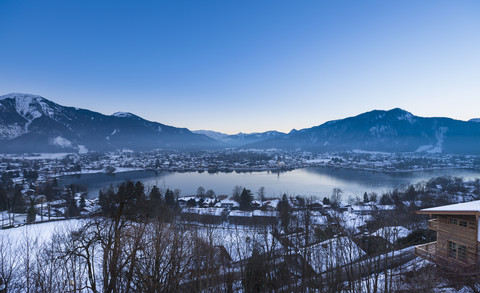 Deutschland, Bayern, Tegernsee, Blick über den See nach Rottach Egern in der Abenddämmerung, lizenzfreies Stockfoto