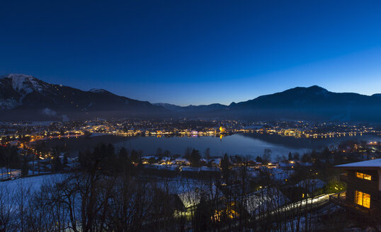 Deutschland, Bayern, Tegernsee, Blick über den See nach Rottach Egern in der Abenddämmerung - HSIF000365