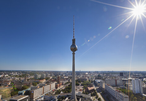 Deutschland, Berlin, Berlin-Mitte, Stadtansicht gegen die Sonne, Berliner Fernsehturm - HSIF000367