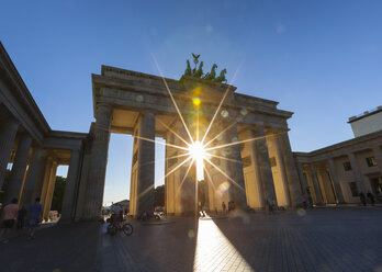 Deutschland, Berlin, Berlin-Mitte, Sonne scheint durch das Brandenburger Tor, Pariser Platz - HSI000368