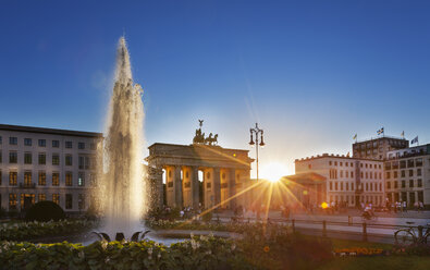 Deutschland, Berlin, Berlin-Mitte, Sonne scheint durch das Brandenburger Tor, Pariser Platz - HSIF000369