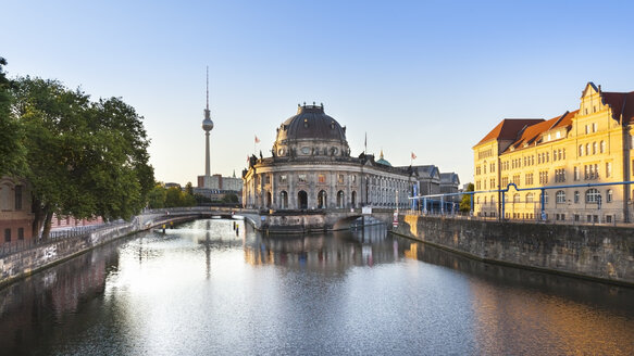 Deutschland, Berlin, Berlin-Mitte, Museumsinsel, Bodemuseum und Berliner Fernsehturm in der Dämmerung - HSIF000377