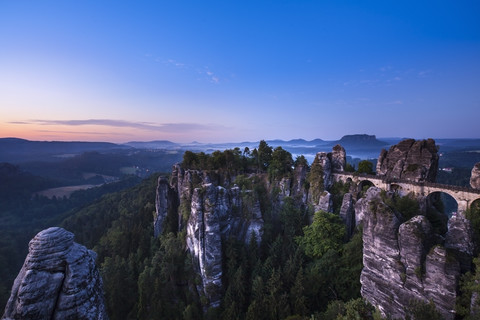 Deutschland, Sachsen, Nationalpark Sächsische Schweiz, Elbsandsteingebirge und Bastei in der Morgendämmerung, lizenzfreies Stockfoto