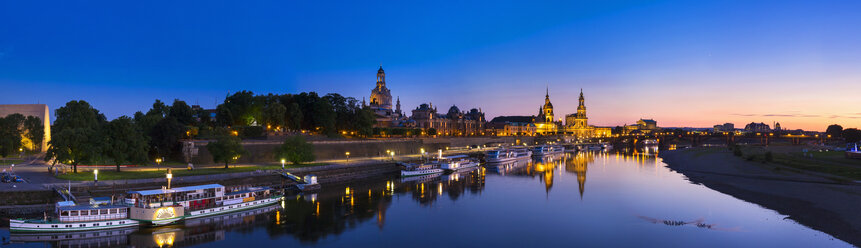 Germany, Dresden, historic city center and Elbe river at dusk - HSI000374