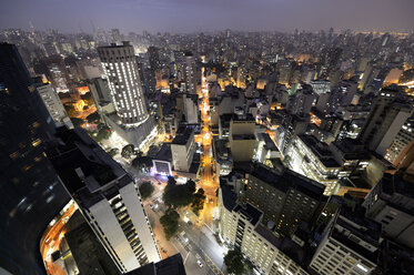 Südamerika, Brasilien, Sao Paulo, Stadtbild bei Nacht - FLKF000620