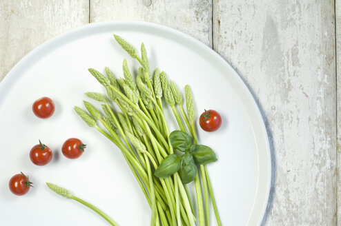 Wilder Spargel auf Teller, Tomaten und Basilikum - ASF005643