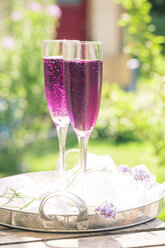 Lila Champagner in Gläsern, Lavendelblüten und Tüll auf dem Tablett - SARF002065