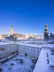 Österreich, Salzburg, Blick auf Stiftskirche St. Peter, Franziskanerkirche, Kollegienkirche und Salzburger Dom in der Altstadt - AMF004115