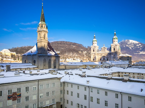 Österreich, Salzburg, Blick auf Stiftskirche St. Peter, Franziskanerkirche, Kollegienkirche und Salzburger Dom in der Altstadt, lizenzfreies Stockfoto