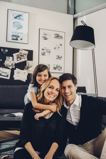 Glückliche Familie mit Tochter im Wohnzimmer - CHAF000997