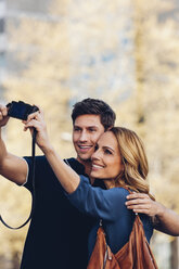 Lächelndes Paar im Freien, das ein Selfie macht - CHAF000937