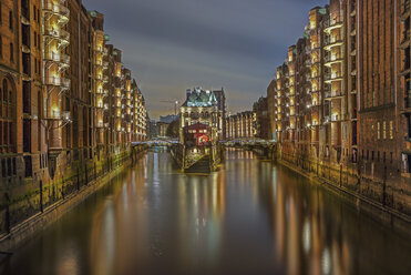 Deutschland, Hamburg, Blick auf die beleuchtete Alte Speicherstadt - TIF000072