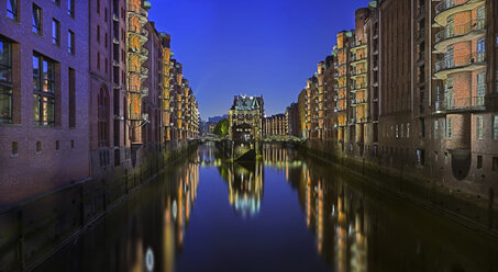 Deutschland, Hamburg, Blick auf die beleuchtete Alte Speicherstadt bei Nacht - TIF000073